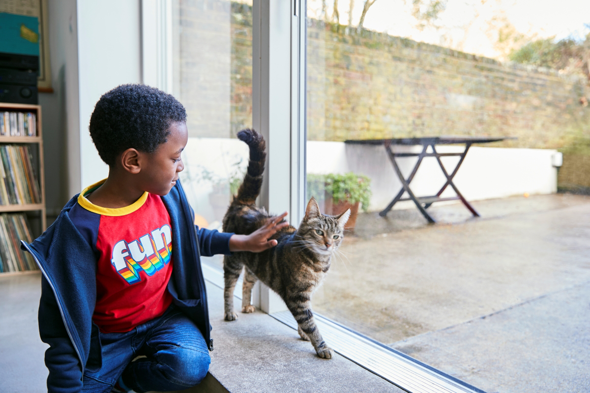 Un enfant portant un t-shirt rouge 